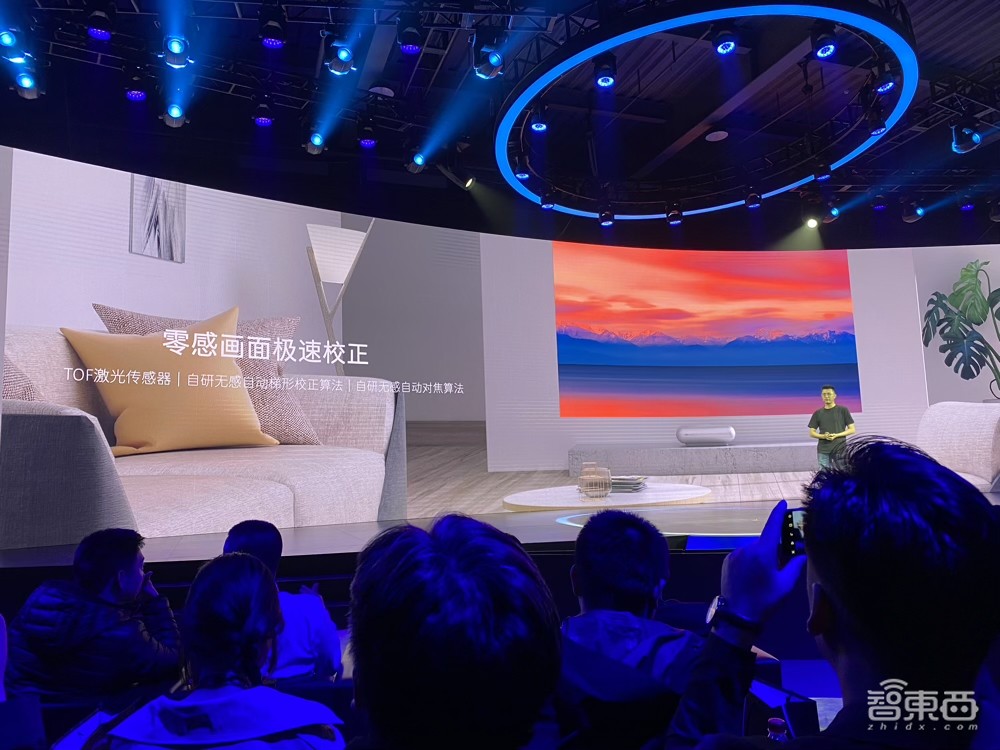 坚果投影推智慧墙O1！27cm超近距放映，支持画面实时自调整