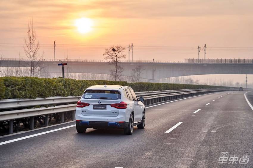 宝马首款纯电SUV、1300公里冬季自驾：这支公路电影专治焦虑