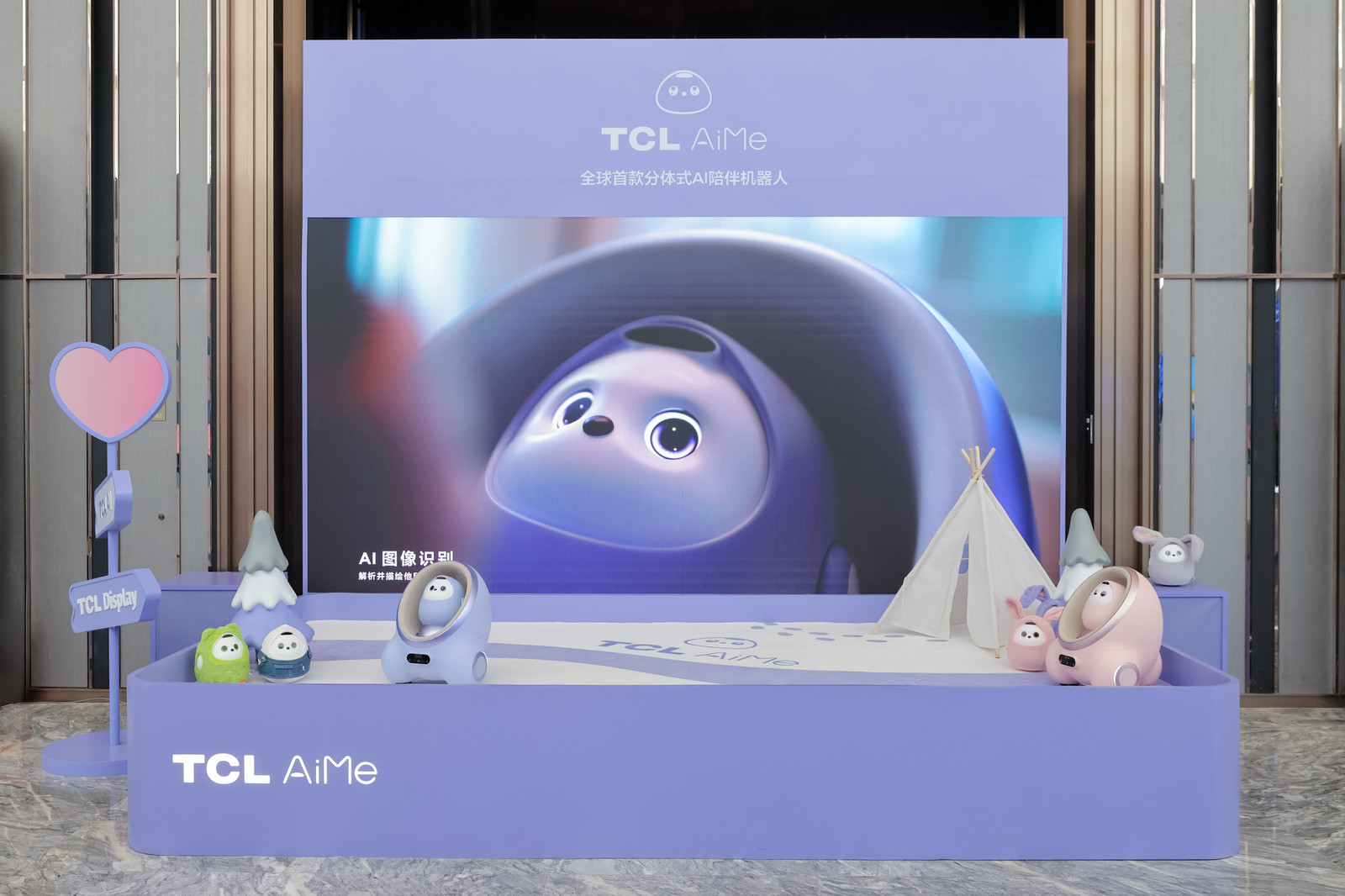 TCL祭出最强AI全家桶:眼镜冰洗大屏机器人AI无处不在,自研大模型垂域能力超DeepSeek