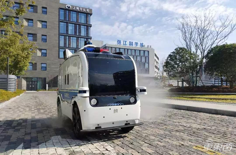 低速无人车集体上阵抗疫!扫地杀毒测体温,送药送菜真暖心
