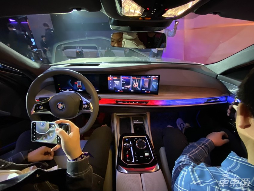 宝马最豪华纯电车来了!最高支持L3,后排直接变身顶级影院