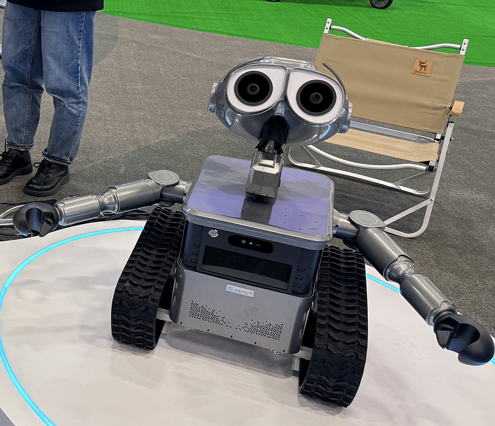 18家中国公司,在CES上给出消费级AI机器人新解