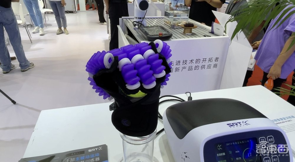 邓丽君现场“复活”！130只机器狗群舞，世界机器人大会7大亮点揭秘