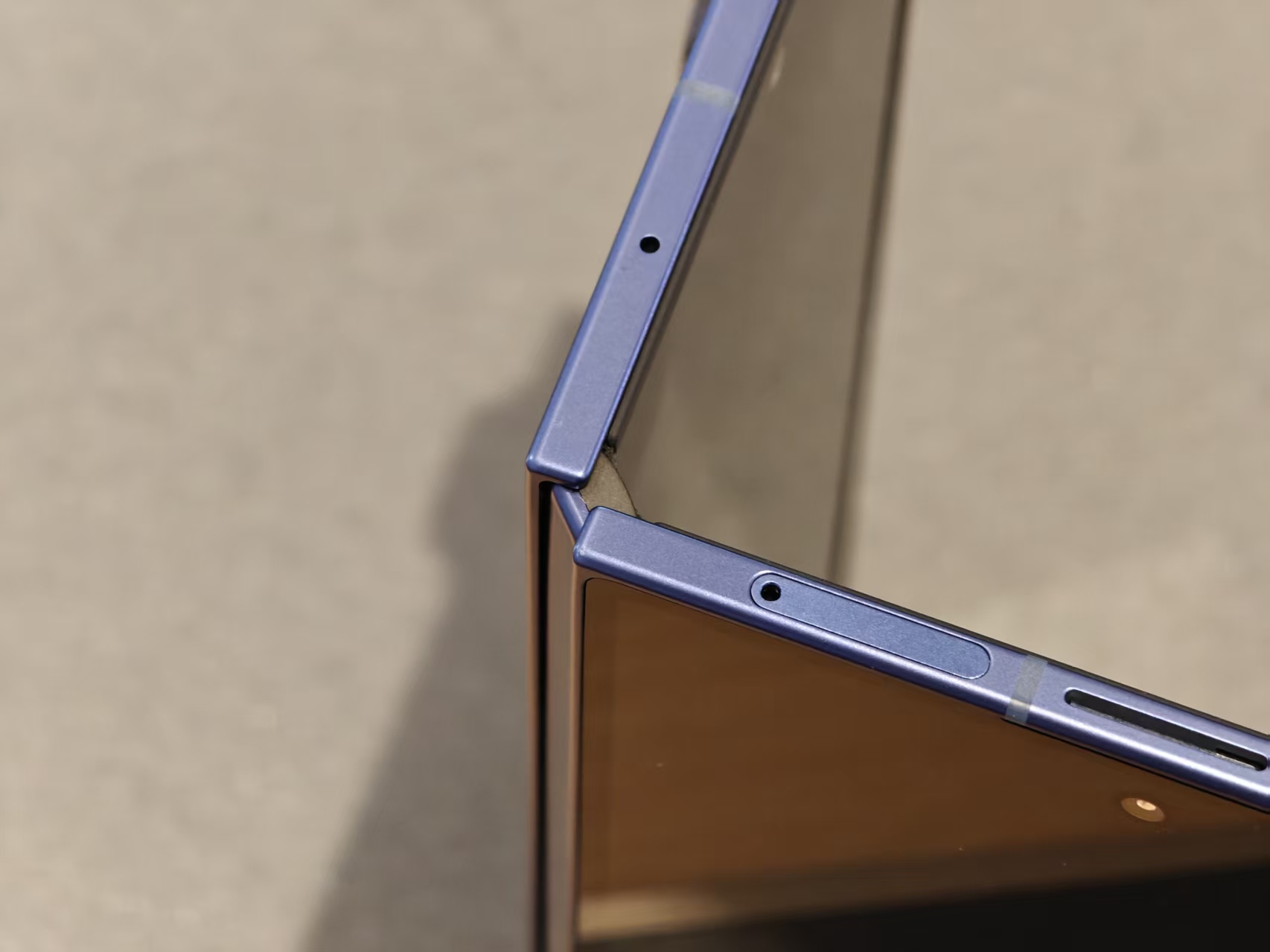 全球首发体验!三星折叠屏Galaxy Z Fold7上手:太轻薄了,AI圈搜万物