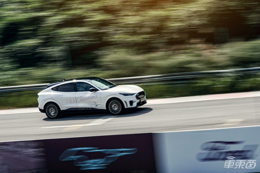 试驾福特野马纯电SUV：高性价比电动肌肉车！