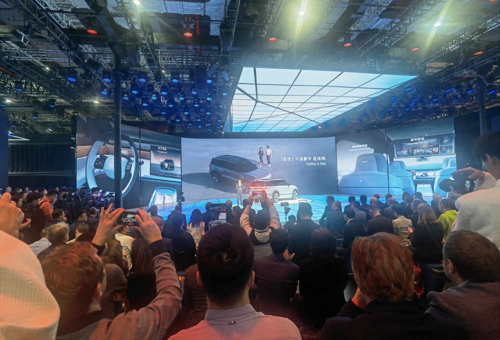 上海车展首日:雷军没来小米展台仍爆满,余承东预言新车“大爆”,何小鹏忙着遛“人”