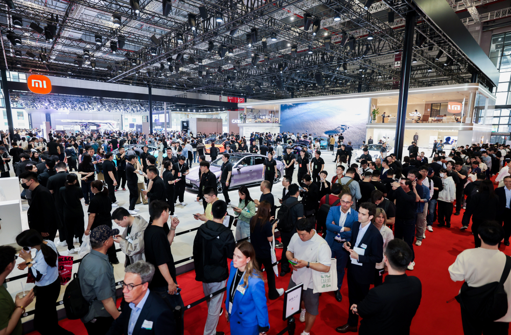 上海车展首日:雷军没来小米展台仍爆满,余承东预言新车“大爆”,何小鹏忙着遛“人”