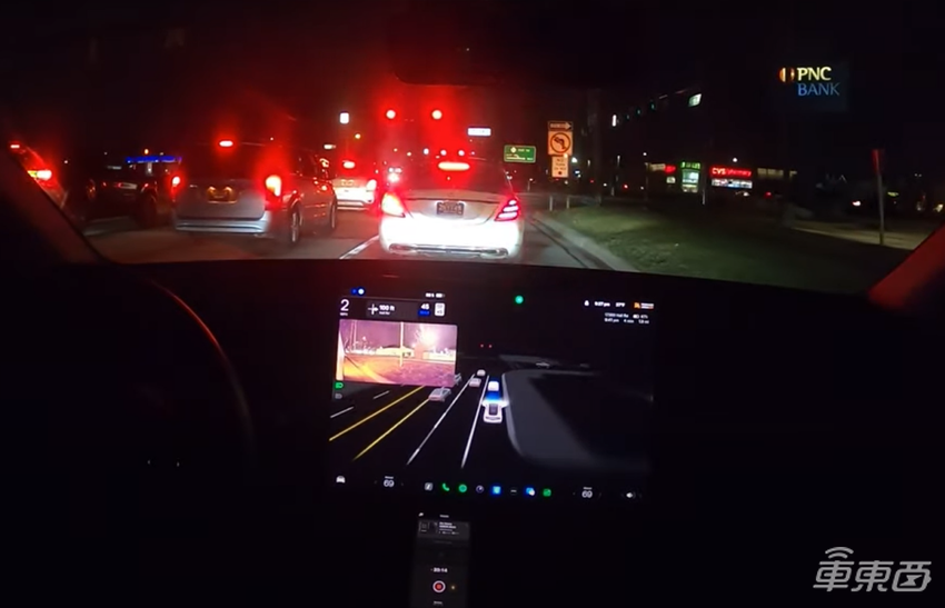特斯拉FSD最新版路测视频曝光,夜晚识别能力依然很强