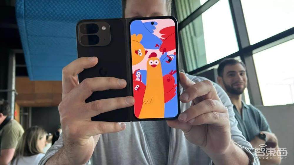 实测谷歌折叠屏新机：一次充电续航16小时，AI功能略“鸡肋”