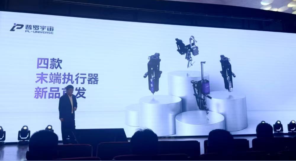 普罗宇宙大白机器人2.0亮相,灵巧手同步登场,牵手京东开售