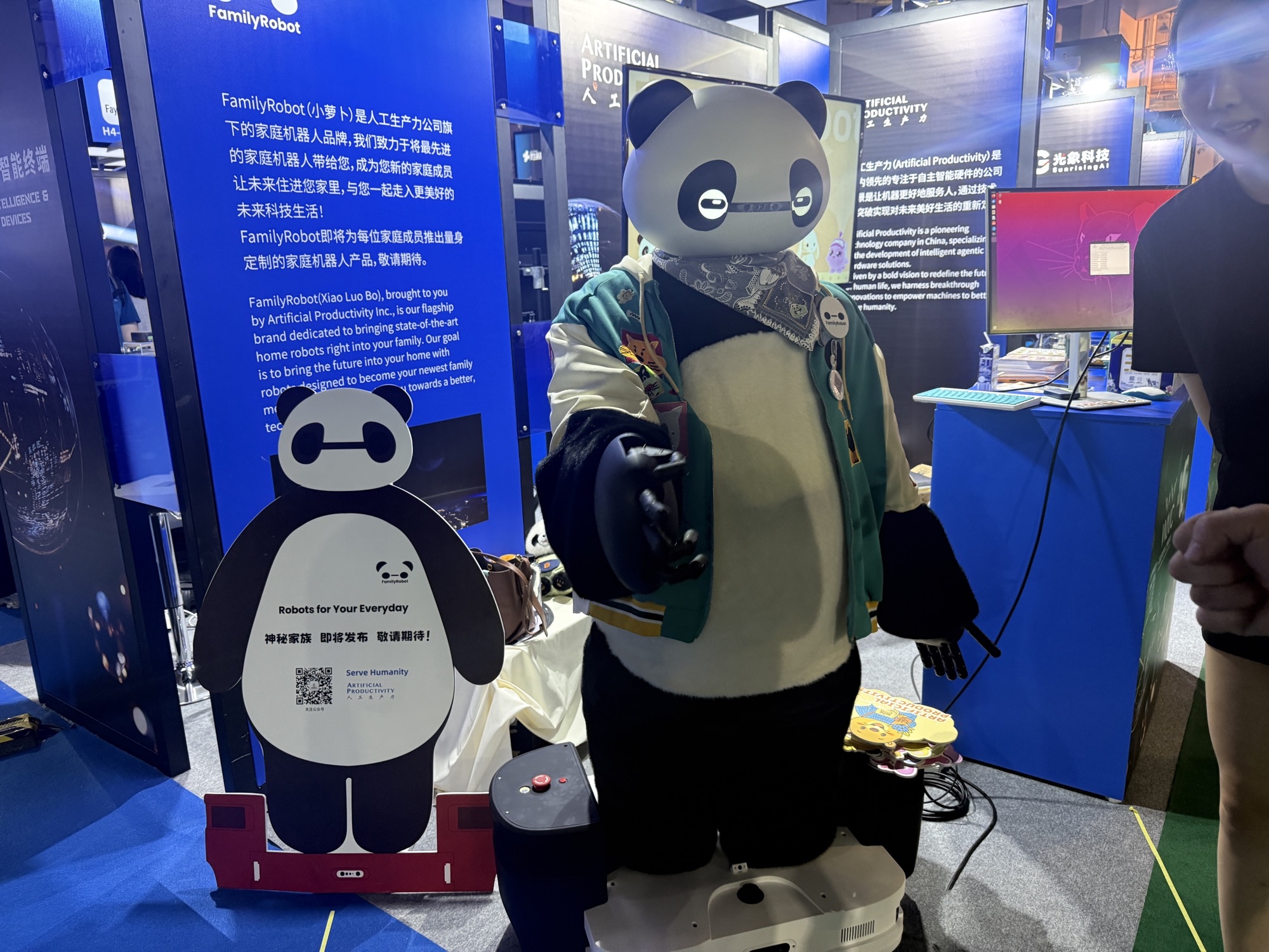 人工智能大会彻底引爆!展区水泄不通,门票炒到2000多,暴走3万步带来最全看点