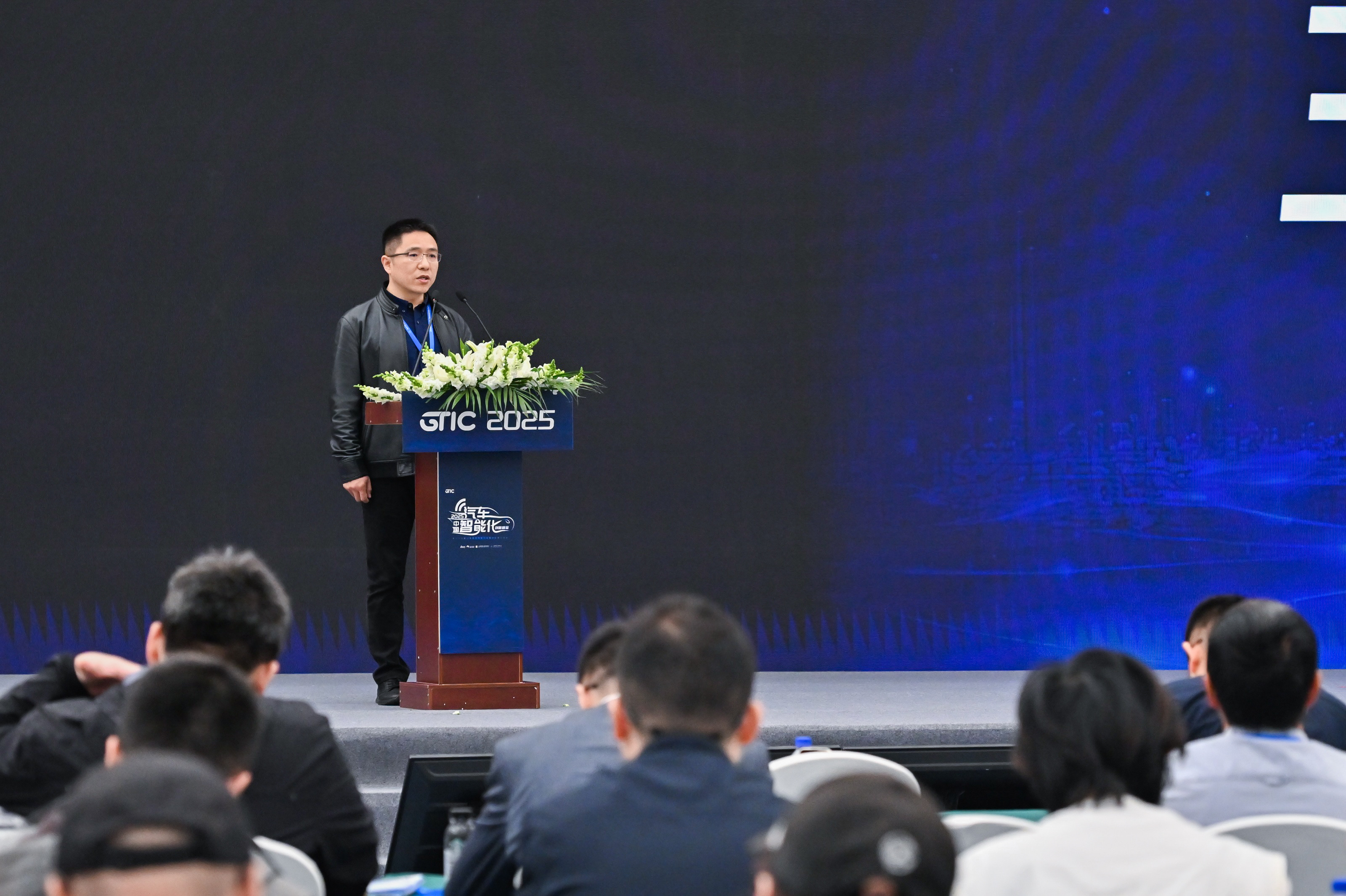 中国汽车产业掀起“AI革命”！汽车智能化创新峰会观点交锋，18位大咖共话智能化下半场