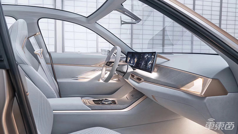 宝马纯电i4来了！超大鼻孔配曲面屏，零百4秒内，买吗？