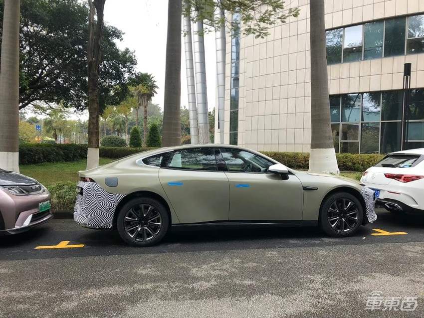 来,提前看一下新款小鹏P7