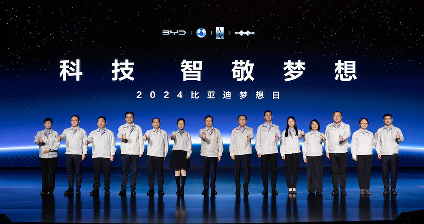 比亚迪亮出智能化家底：发布智电融合架构，未来将上车2000TOPS智驾芯片