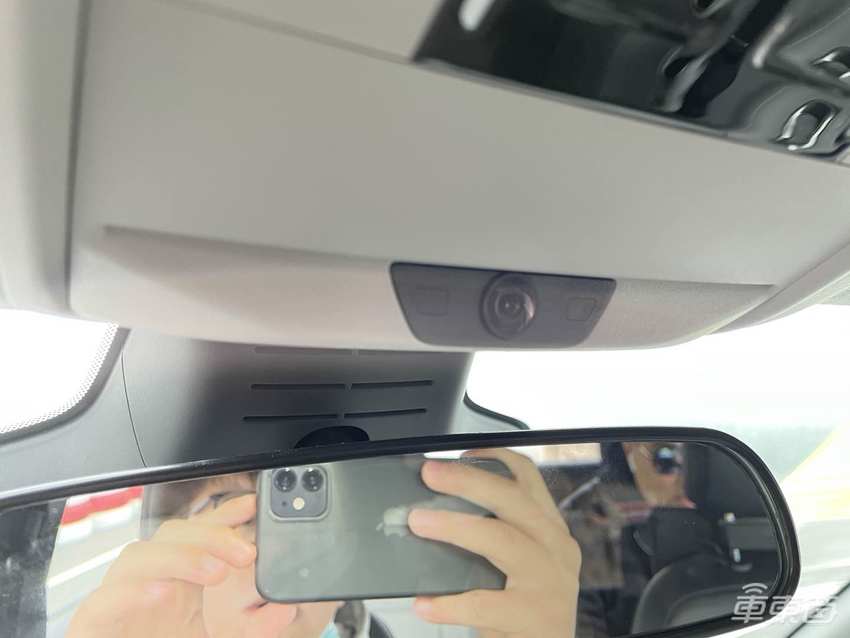 抢先体验滴滴定制网约车:后排堪比头等舱,能看电视能唱歌
