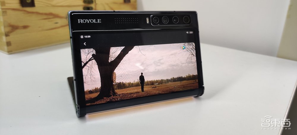 柔宇二代折叠屏手机全球首测:“无折痕”秒杀三星!弯折寿命超百万次