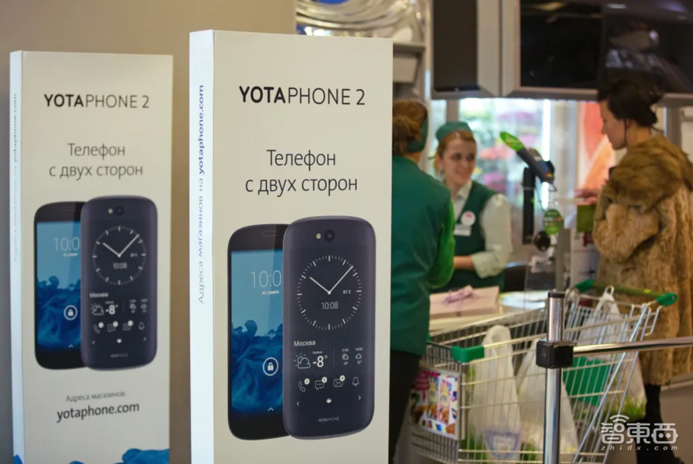 俄乌激战30天：中国手机巨头躺枪还是躺赢？