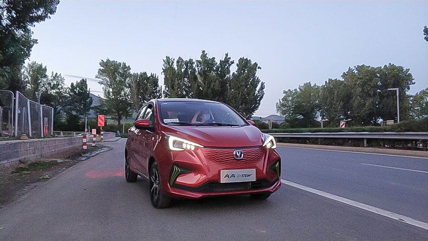 试驾长安新能源奔奔E-Star:高配仅售6.48万元 可满足市内通勤需求