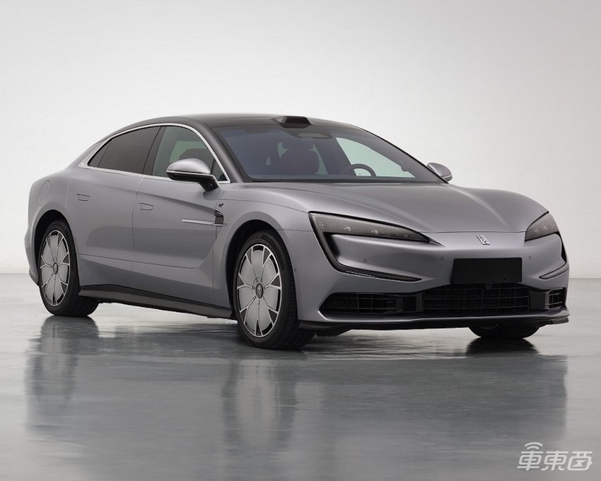 华为百万豪车增程纯电版同时亮相！比亚迪多款新车配备无人机，2025年新车更卷了