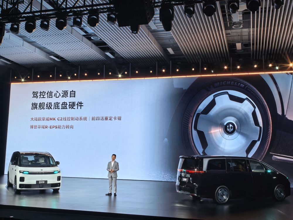 25万入手旗舰MPV！零跑又掀桌子了，朱江明喊话对标埃尔法