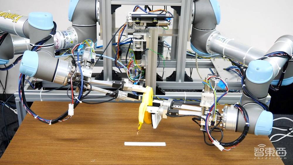 机器人“仿人”技术新突破,超灵敏手指触觉,还能剥香蕉、穿衣服!