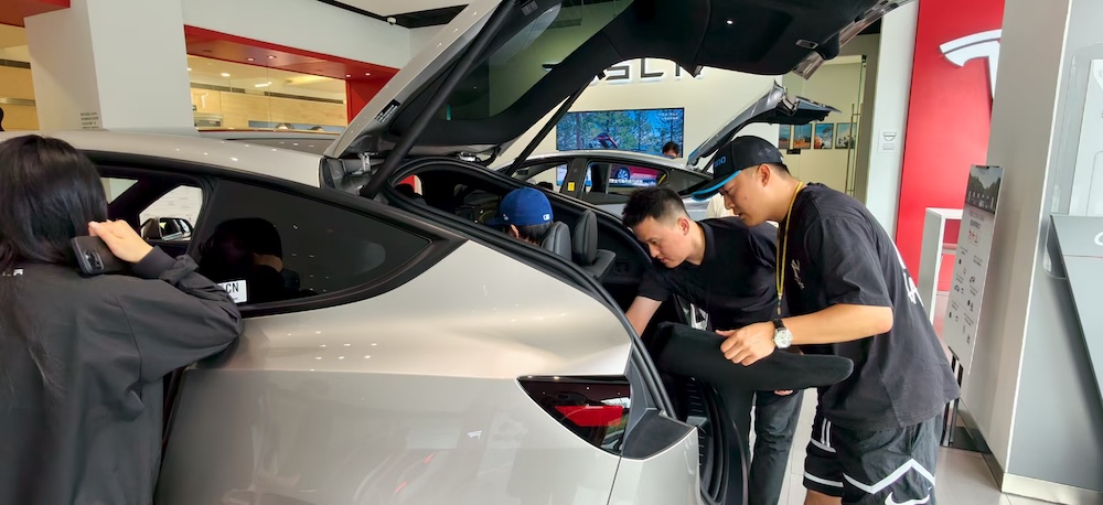 特斯拉Model Y L卖爆了!6天卖空一个月产能,工作日顾客挤爆门店,暴雨还来看车