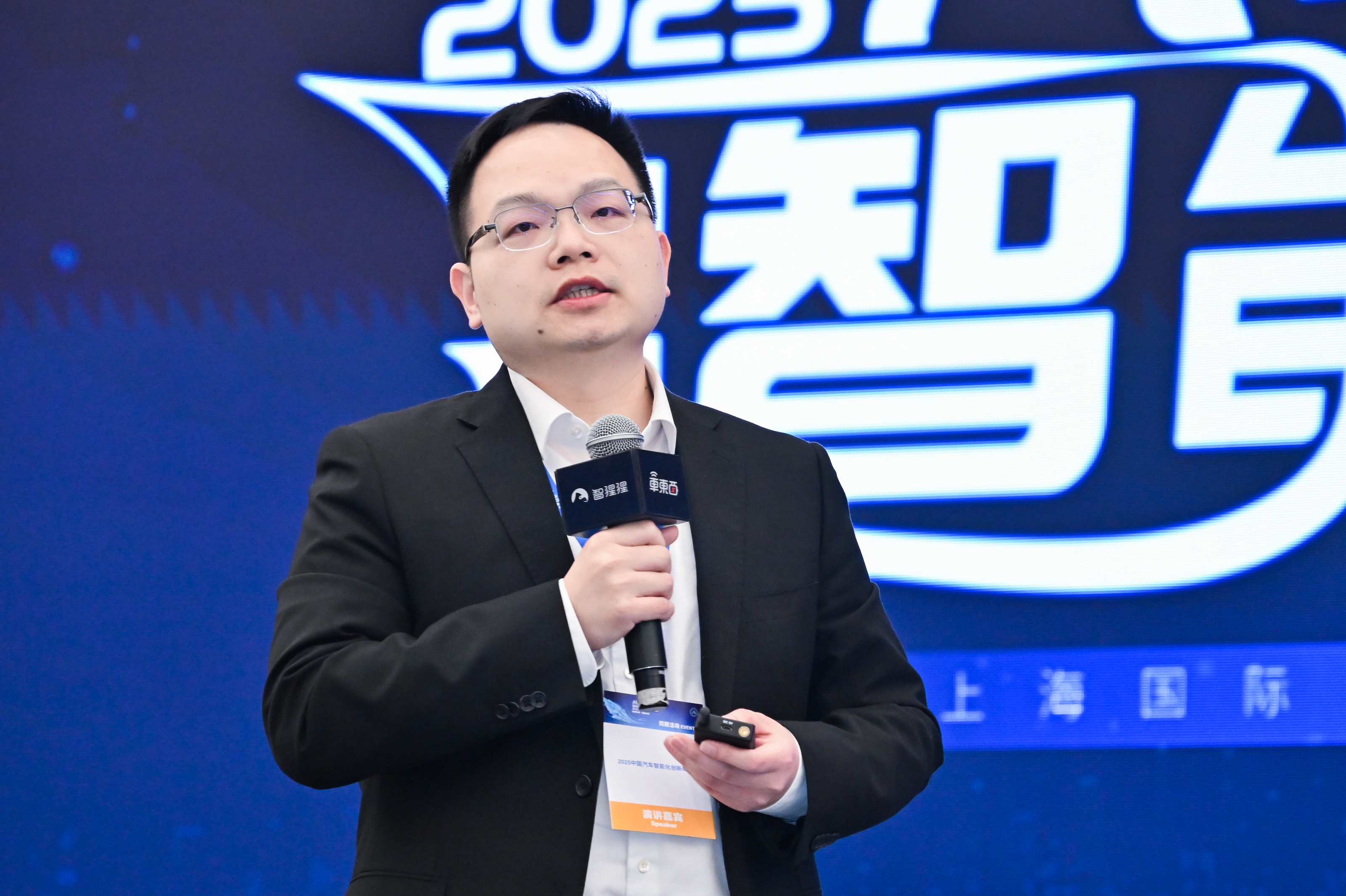 中国汽车产业掀起“AI革命”！汽车智能化创新峰会观点交锋，18位大咖共话智能化下半场