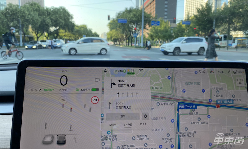 特斯拉挑战北京雨天:被五个红绿灯整傻眼了!?
