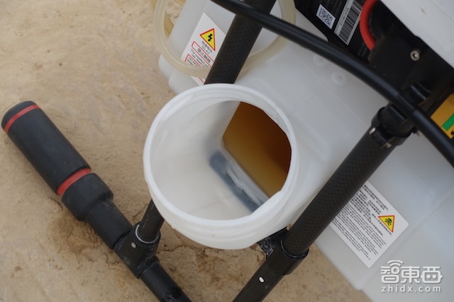 特写:无人机下乡三年 海归植保队征服5万亩果园