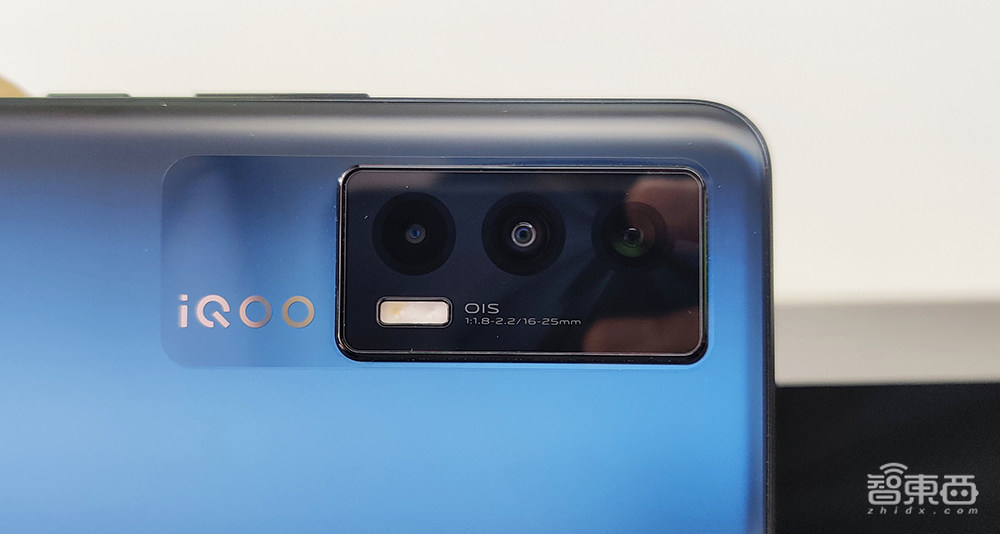 iQOO将一枚“独显”芯片装进手机,真能让骁龙870“吊打”888?
