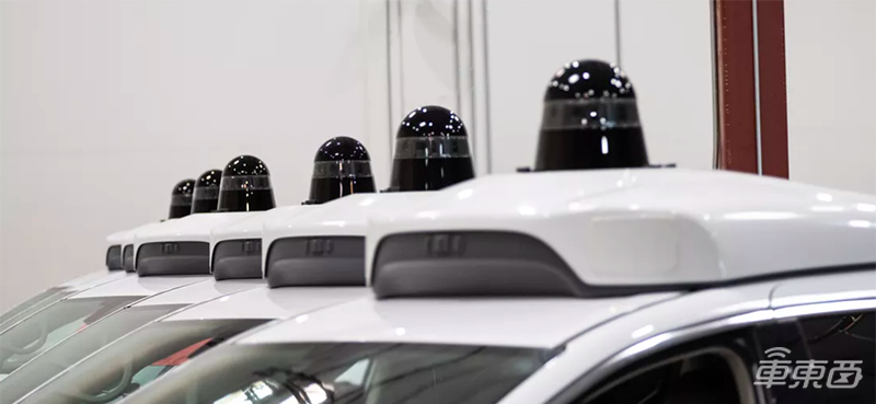 美国试乘谷歌无人出租：前排没司机，还会躲鸽子