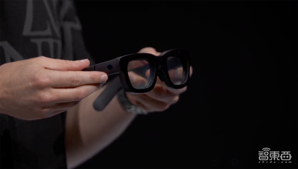 全息AR眼镜来了!扎克伯格现场开箱,黄仁勋首批体验,还有Llama 3.2大模型上新
