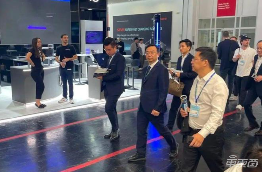 中国车德国抢风头!王传福悠闲逛展,奔驰宝马撑起欧洲车最后脸面