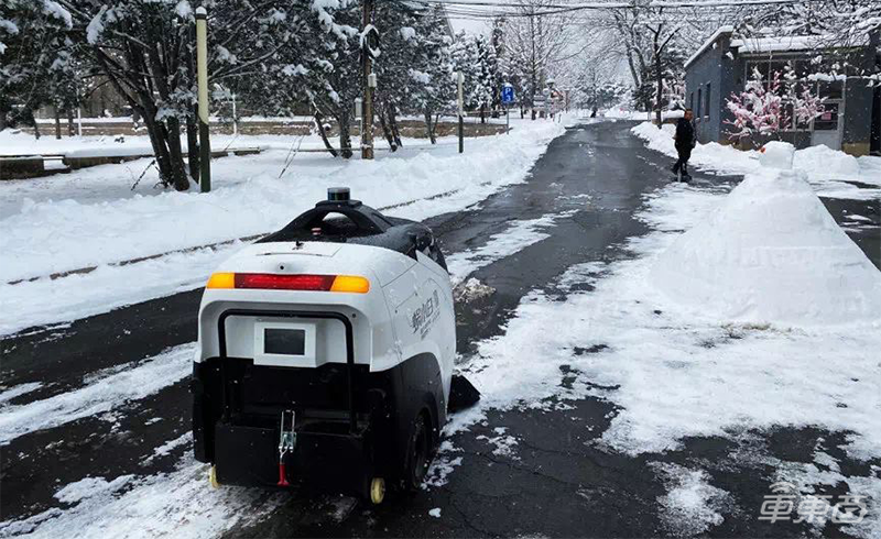 低速无人车集体上阵抗疫!扫地杀毒测体温,送药送菜真暖心