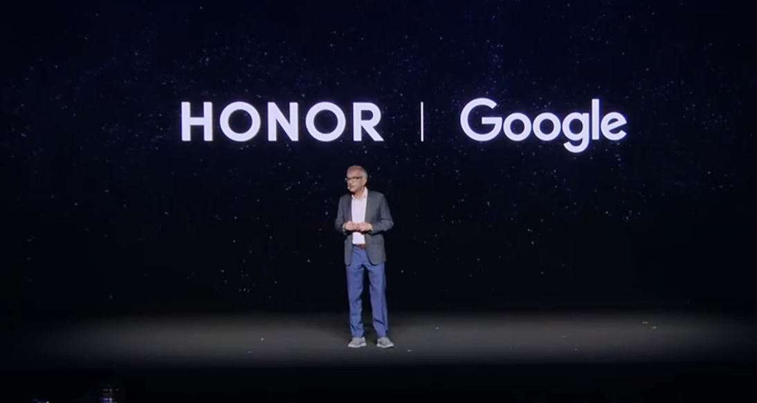 刚刚，荣耀人形机器人热舞亮相欧洲！全球第一个“机器人手机”真机首秀