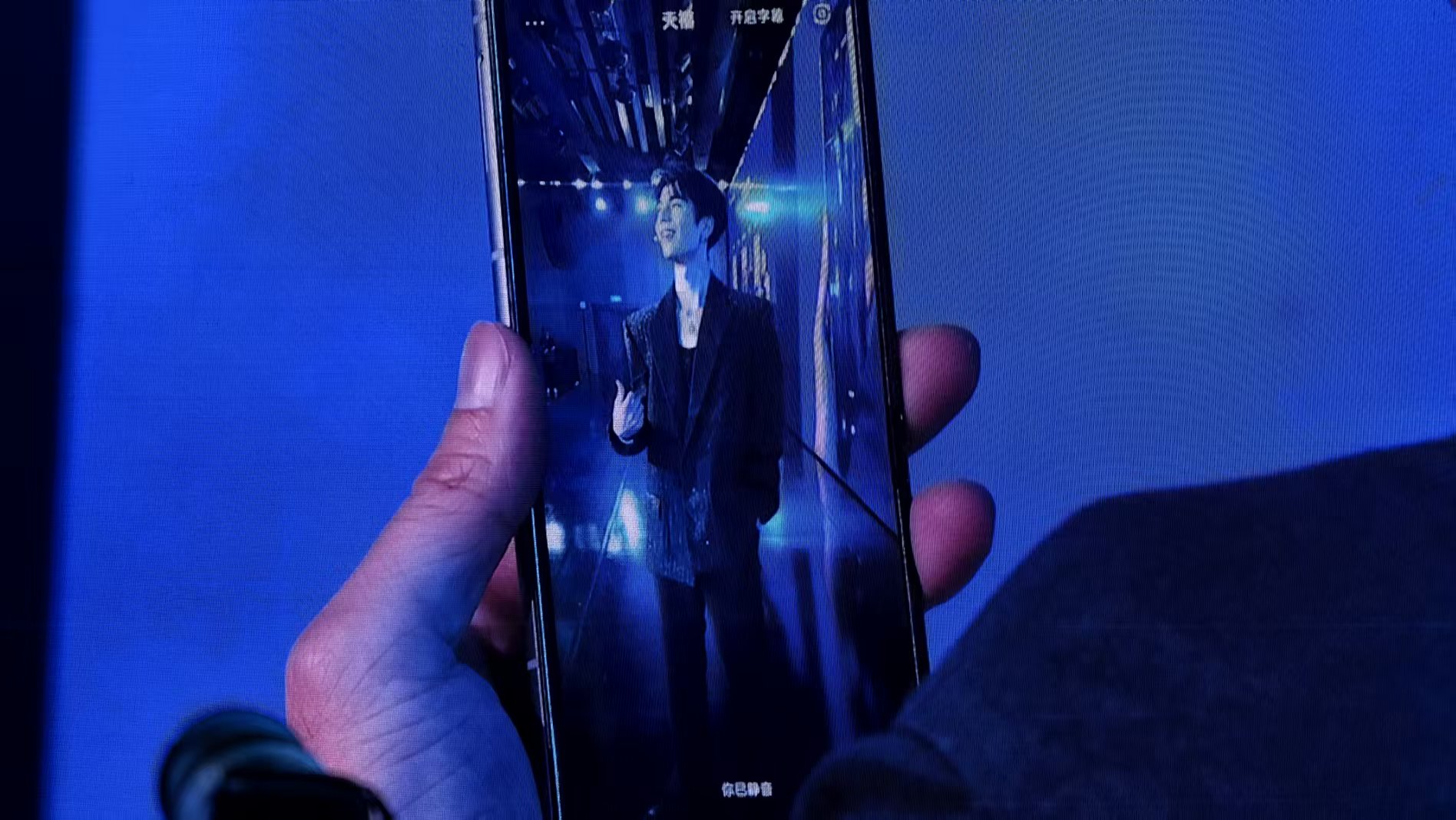 剛剛，聯(lián)想發(fā)了一部張凌赫用氣球可以放飛的手機