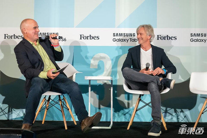 美国试乘谷歌无人出租：前排没司机，还会躲鸽子