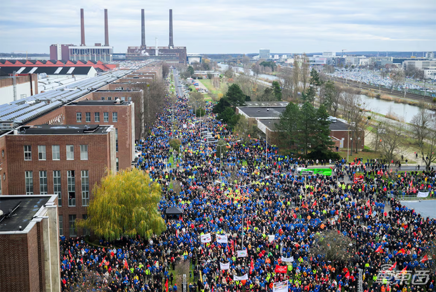 大众集团爆发大罢工！员工挤满总部广场，9大工厂停产