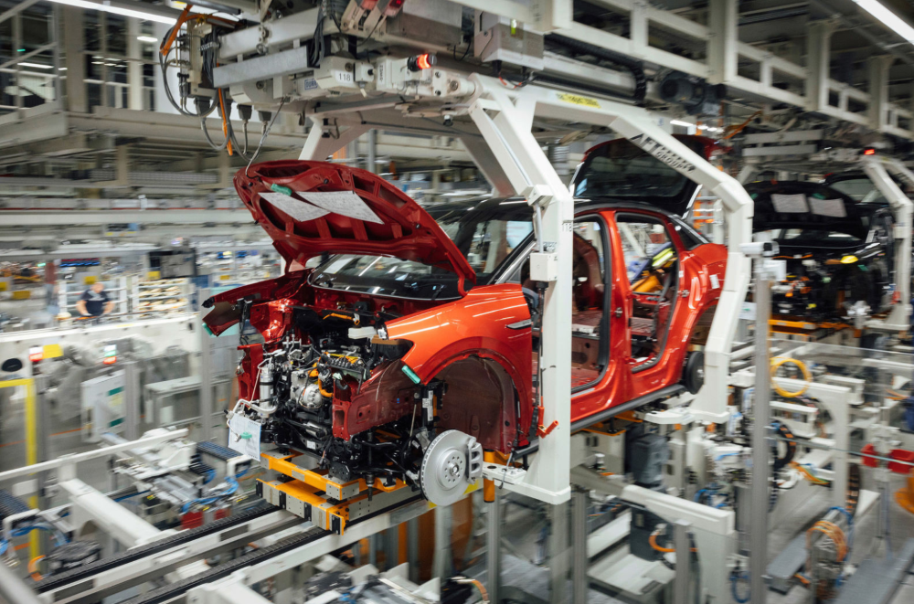 丰田“儿子变爹”！大众2万员工自愿离职，全球销量前二车企同时动刀