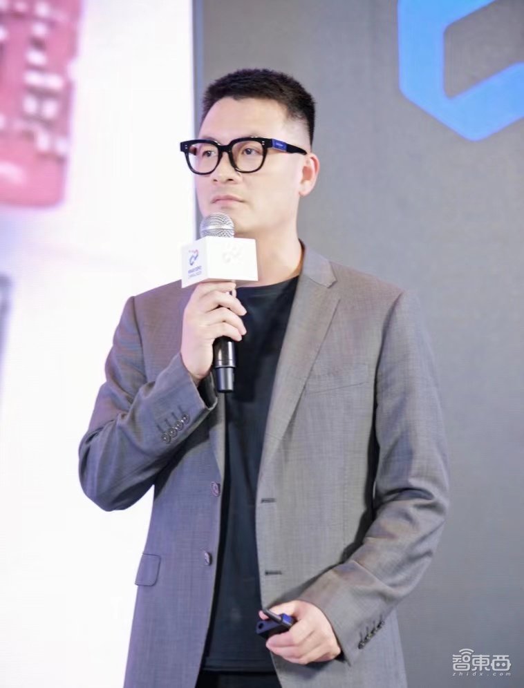 让普通眼镜变AI,这家公司打造出全球首款隐显眼镜