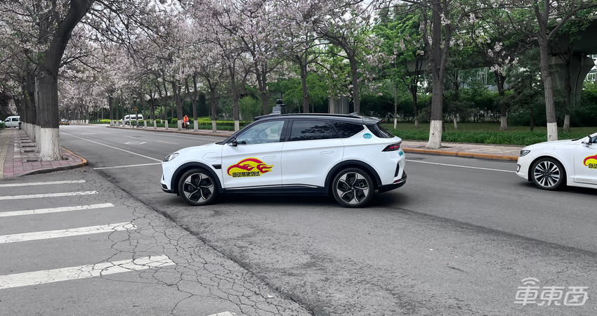 百度首批主驾无人车上路了,预计年底拿掉安全员