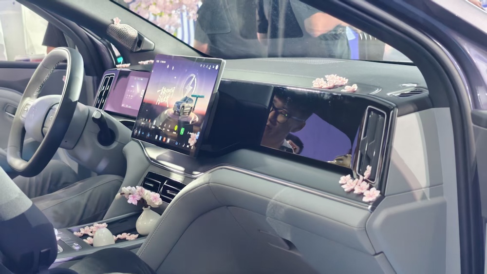 宋Ultra EV 15.19万起售!全系搭载刀片电池、云辇-C,还送一年闪充