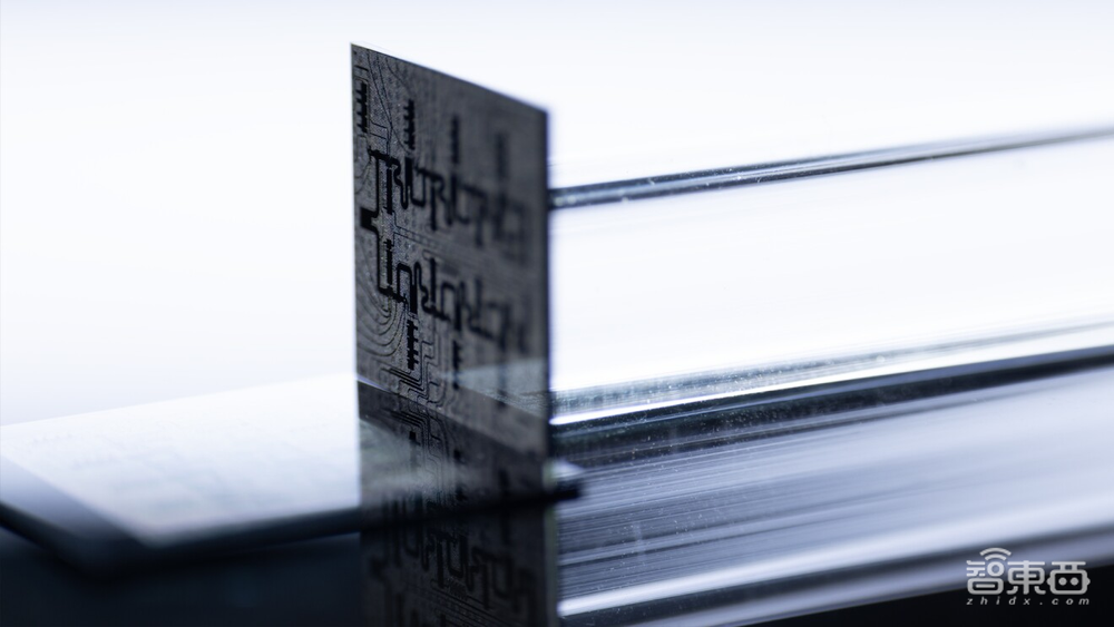 又一科技巨头发布量子芯片！纠错成本暴降90%，登Nature