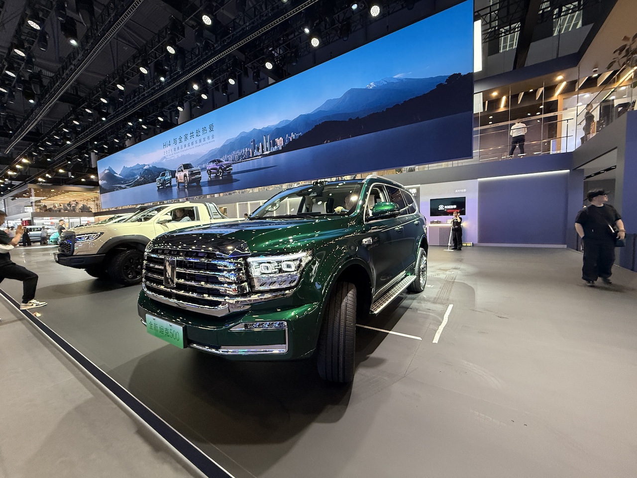 洋豪品牌一个没来！国产车价格战现场开打，暴走3万步看成都车展六大真相