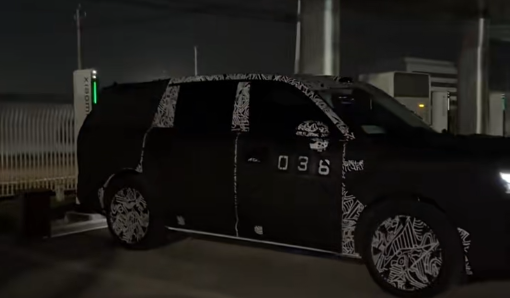 小米第三款车要来了！雷军胡峥楠亲赴新疆试车，多张谍照曝光