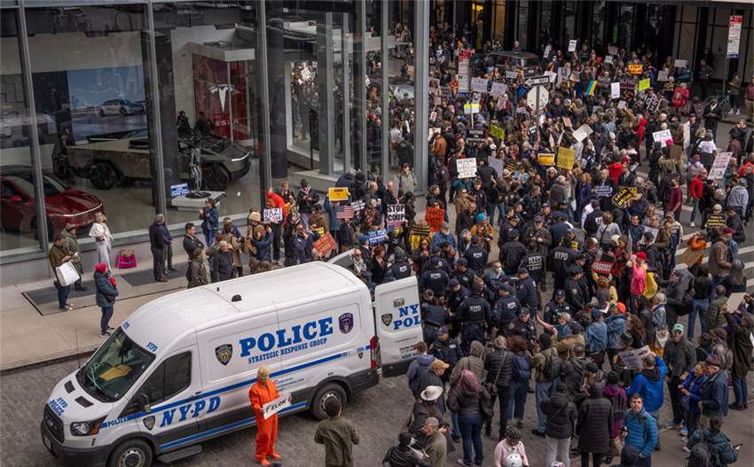 特斯拉中国销量腰斩，欧美门店充电站被烧，今年市值已蒸发3.5万亿