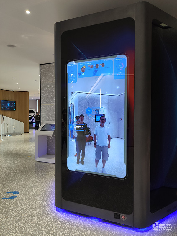 亲密接触建行女机器人前台!首家5G+智慧银行有何神秘?