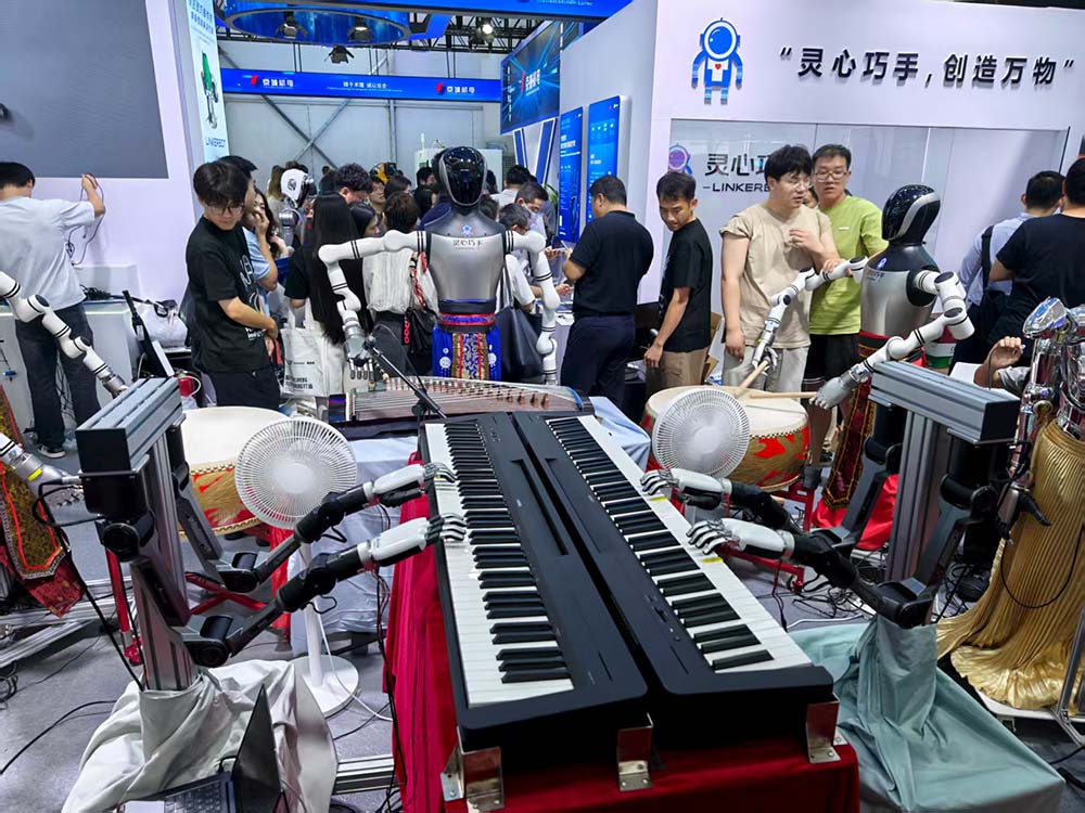 最贵97万搬回家,人形机器人天团涌入北京!暴走2万步玩命逛完,亮点都在这了