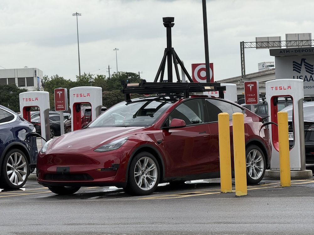 特斯拉无人出租上线两周就撞了!起步剐蹭路边车辆,纯视觉方案受争议